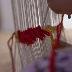 على الأنوال التقليدية، يربط الحرفيون كل عقدة بدقة ومشاعر