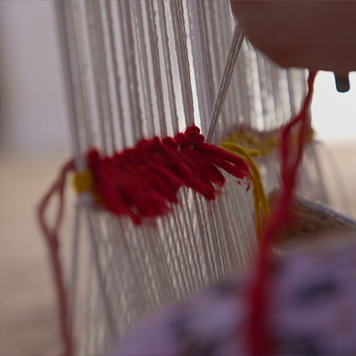 على الأنوال التقليدية، يربط الحرفيون كل عقدة بدقة ومشاعر