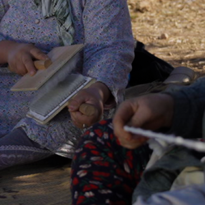 من خلال الغسل، والتمشيط، والغزل، تستيقظ الألياف