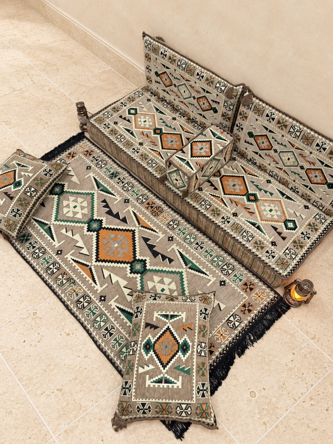 Beige Sahrawi single majlis set seen from above at an angle, with its rug and floor cushions