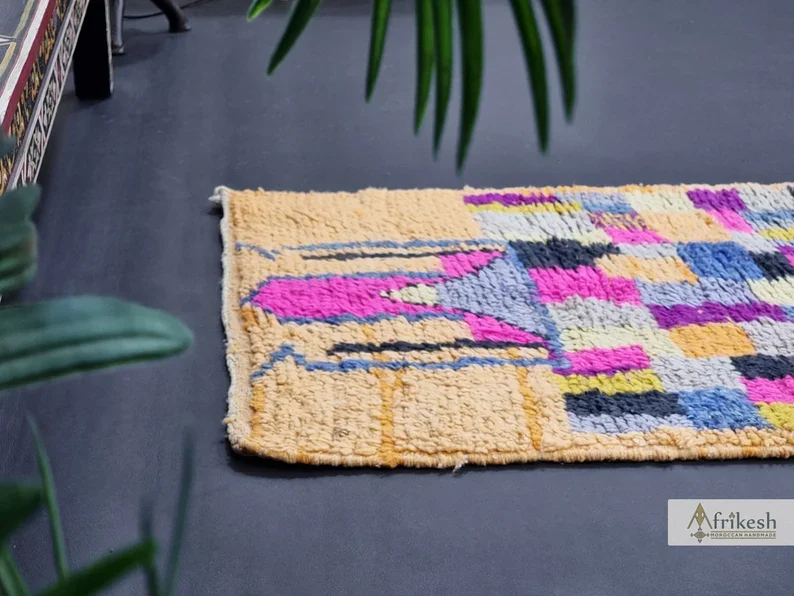 End of the runner on a dark floor showing the apricot band with a pink and gray motif.